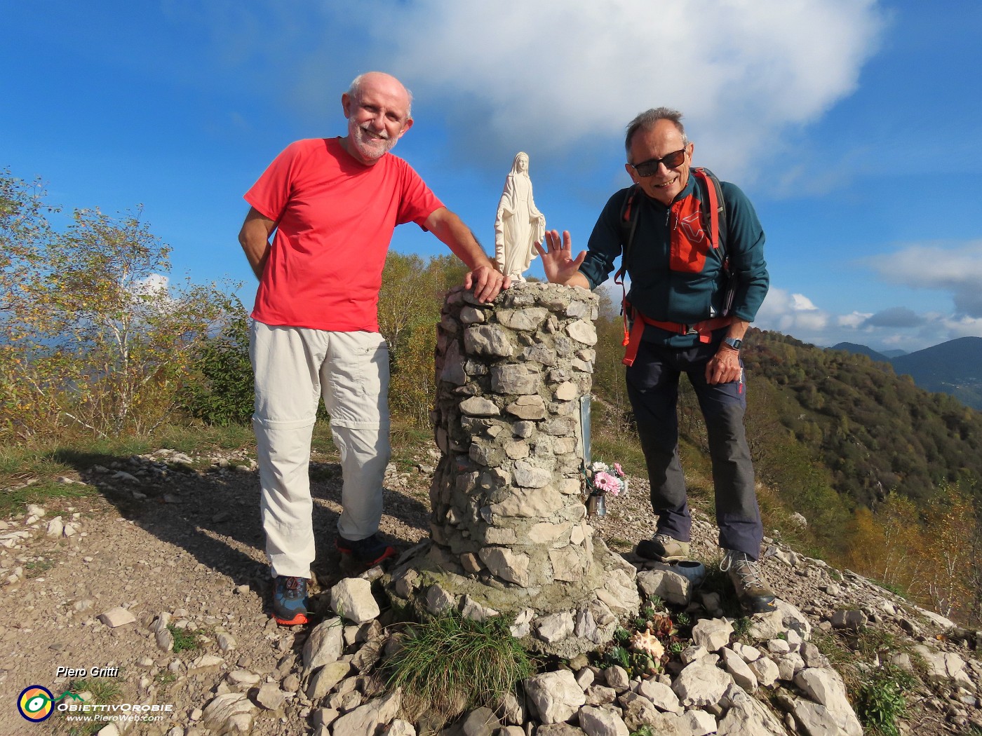 39 Alla Madonnina del Costone (1195 m) con l'amico milanese.JPG